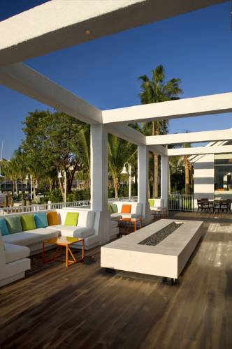 hilton-fort-lauderdale-marina-outdoor-lounge