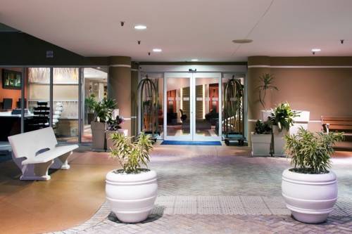 holiday-inn-express-ft-lauderdale-convention-center-entrance
